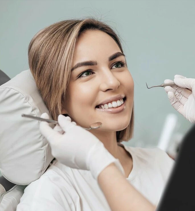 Wir bieten Ihnen bei artedent erstklassige Behandlungen mit Veneers – für strahlend schöne Zähne.