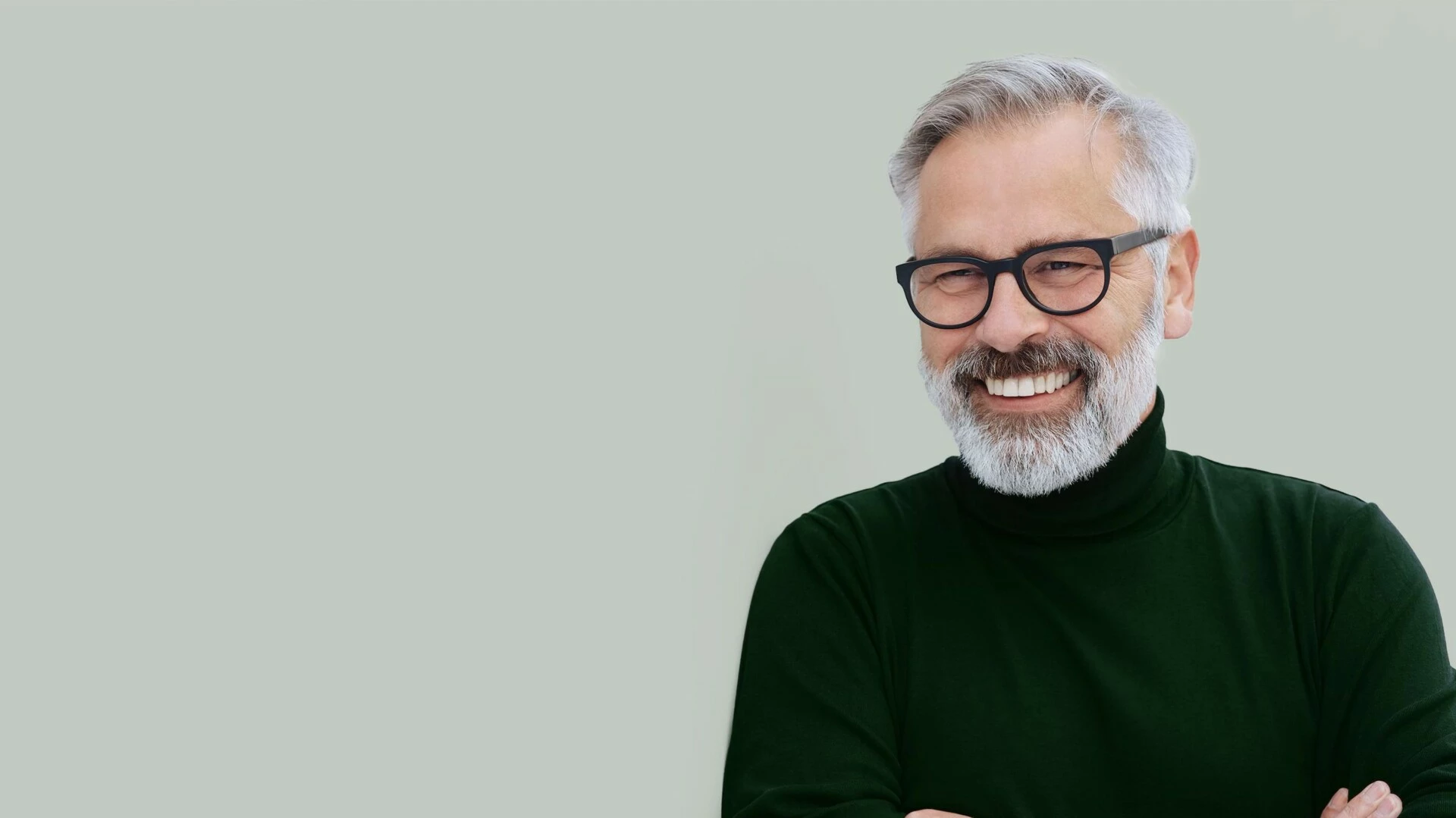 Mann mit Brille lächelt und schaut nach links