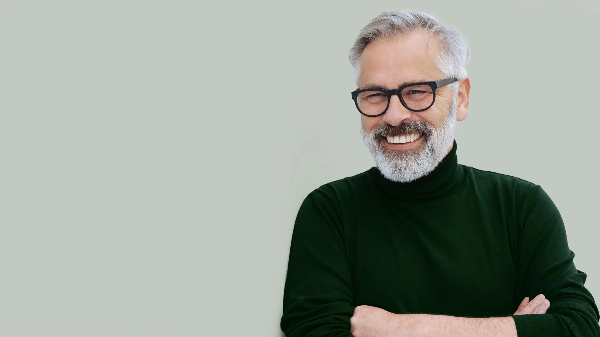 Mann mit Brille lächelt und schaut nach links