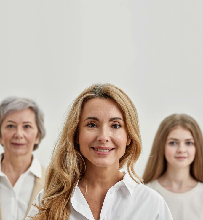 3 Frauen verschiedenes Alters schauen in die Kamera