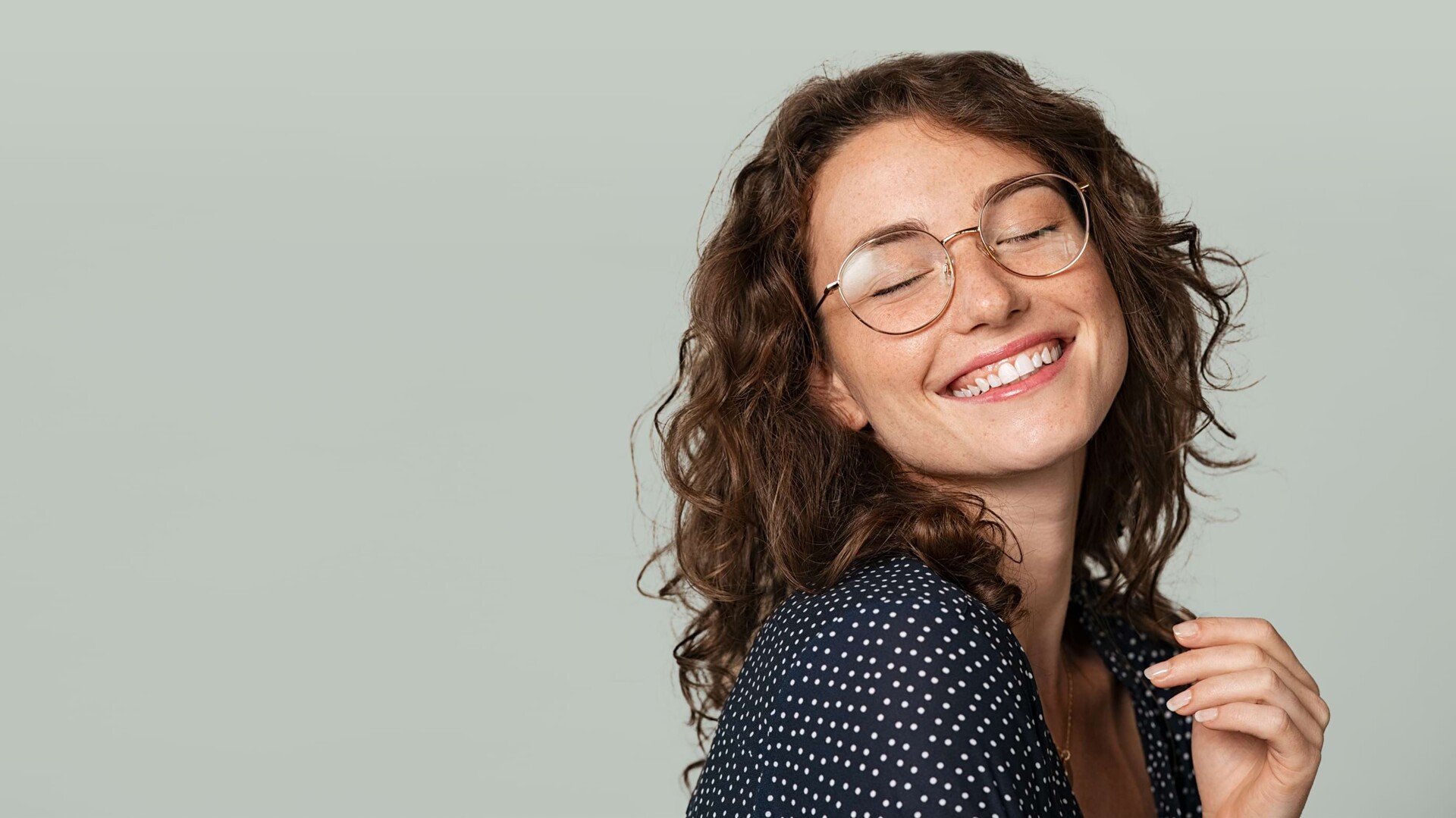 Frau mit Brille lächelt